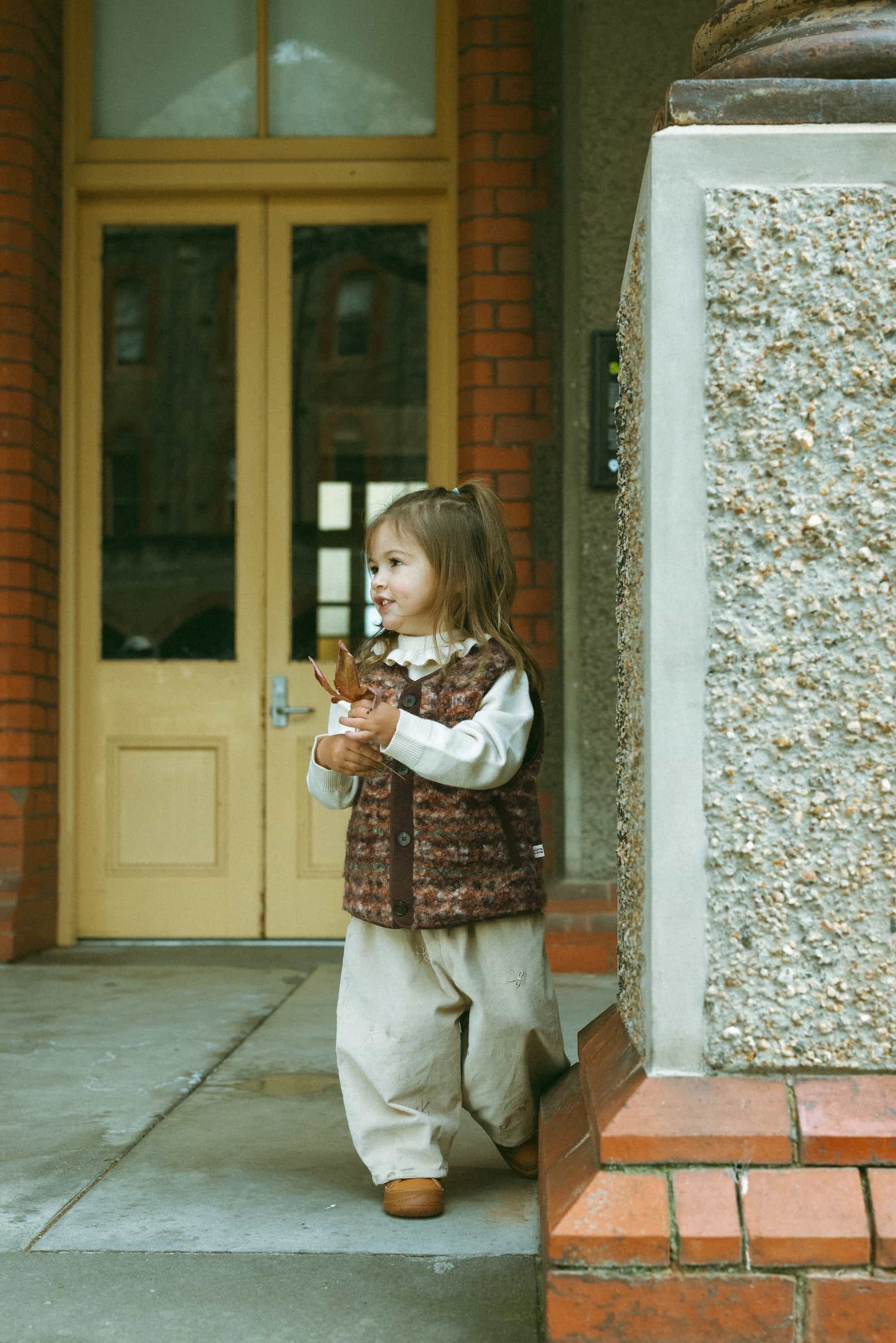 Loop Terry Vest Chestnut - Model