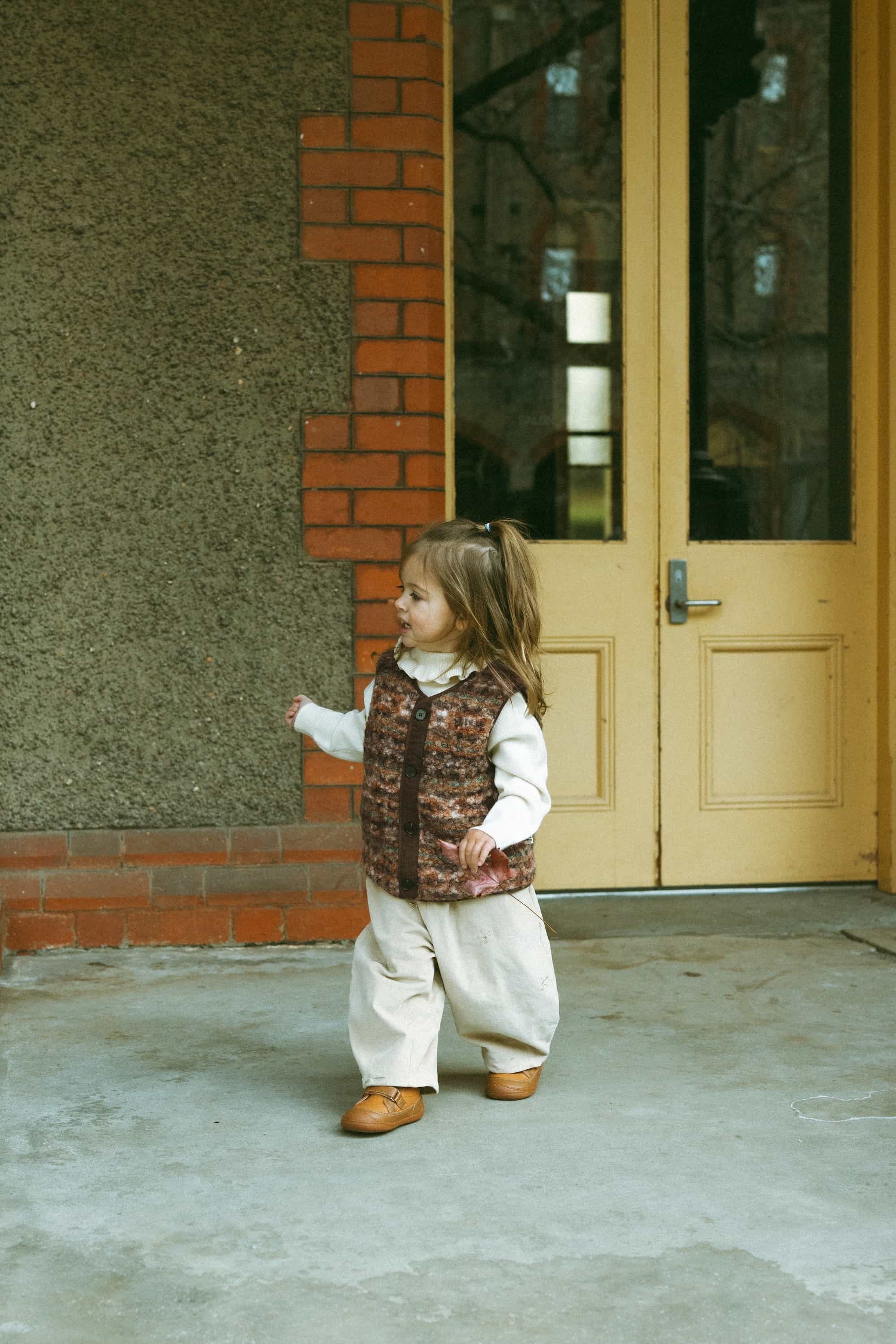 Loop Terry Vest Chestnut - Model