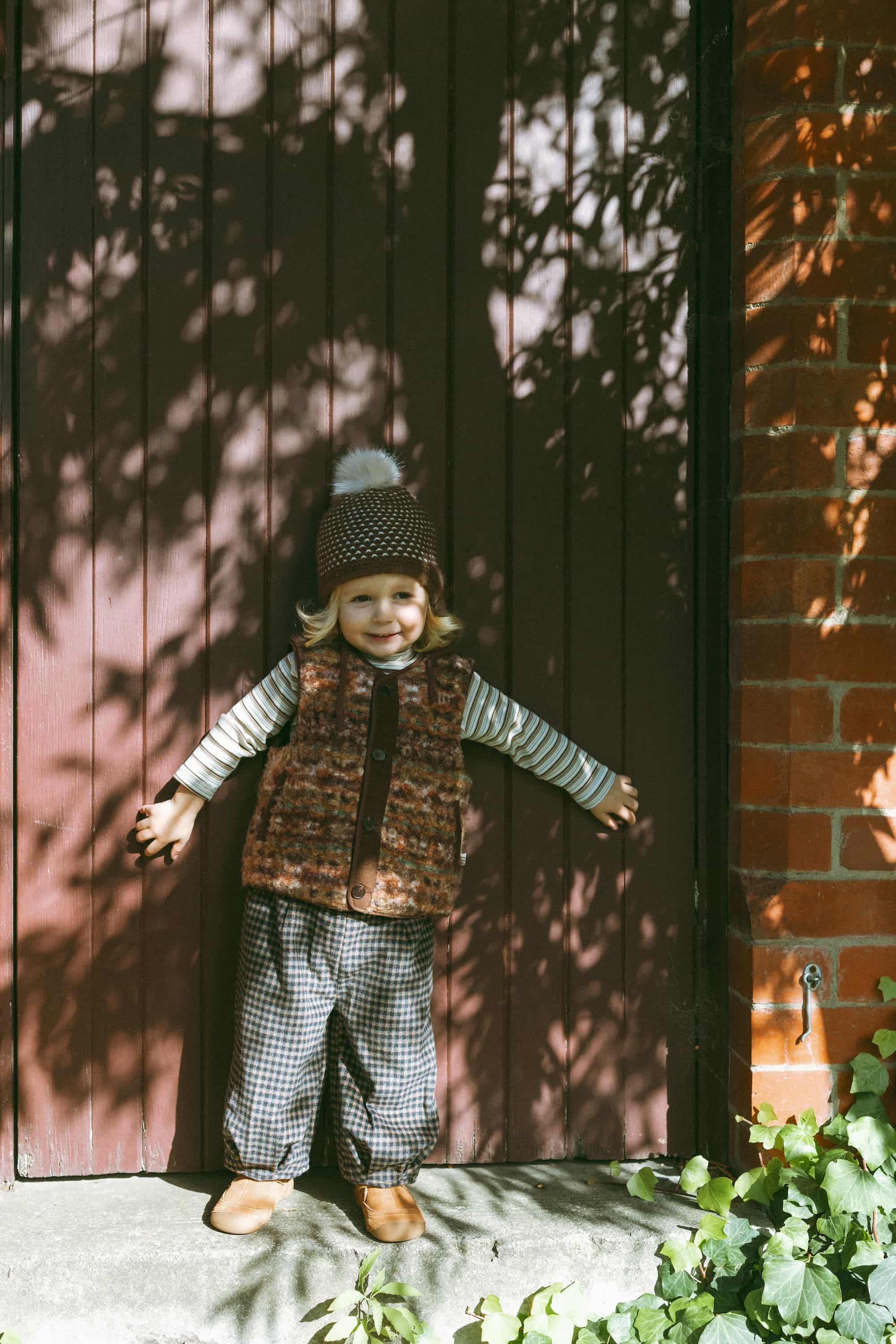 Loop Terry Vest Chestnut - Model
